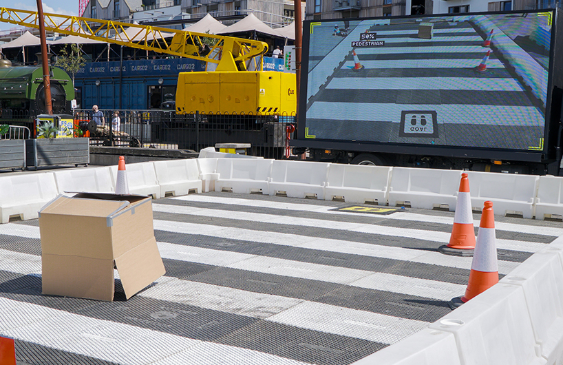 this street-based game by tomo kihara challenges you to get hit by a self-driving car to outsmart its AI