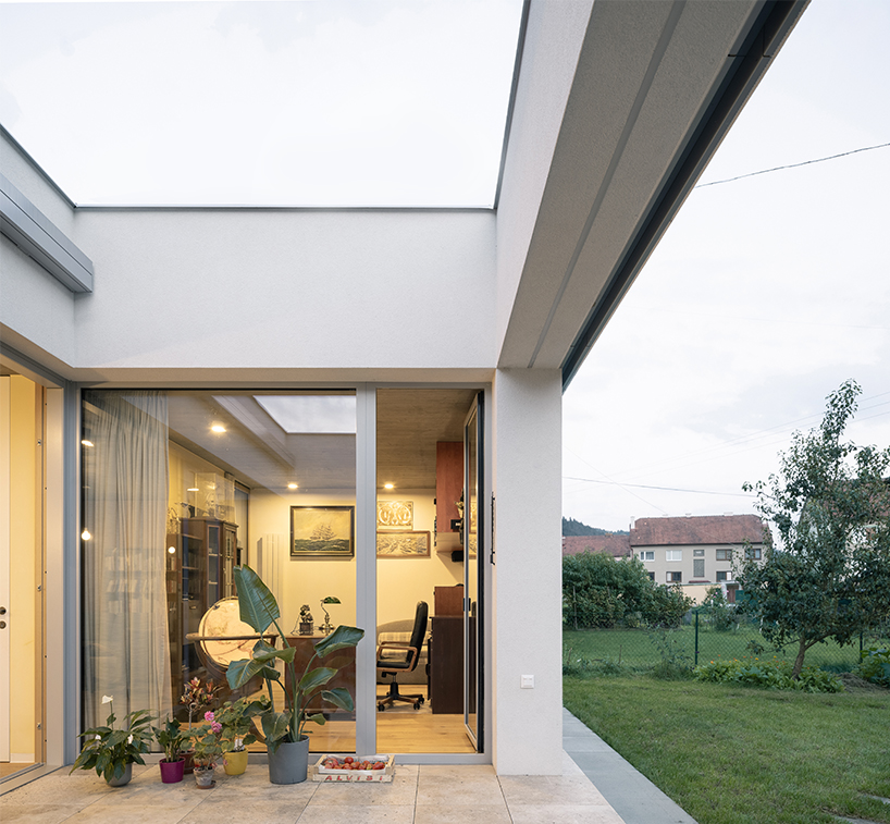 AOSI pierces residence's volume with green atriums in the czech republic - 4