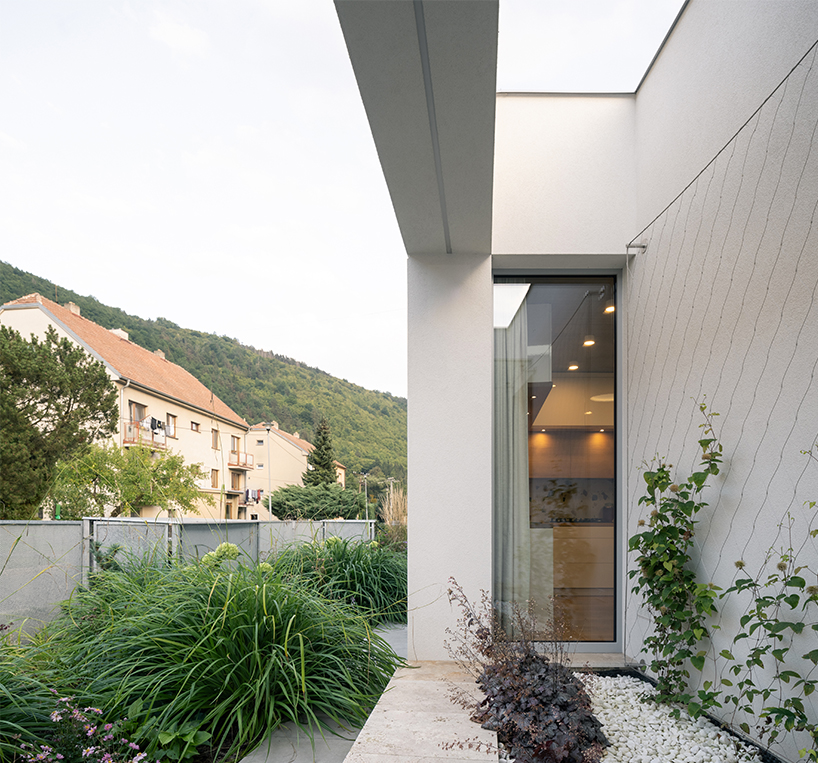 AOSI pierces residence's volume with green atriums in the czech republic - 5