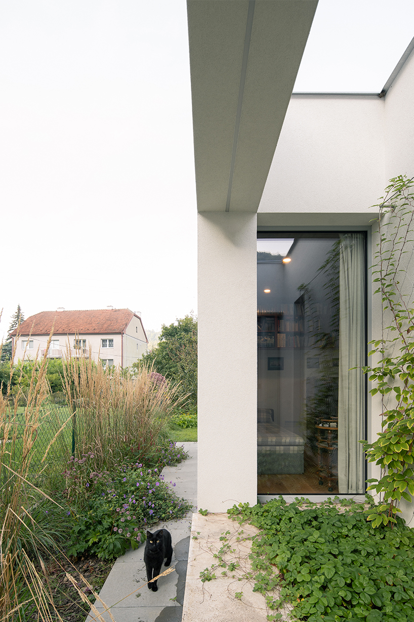 AOSI pierces residence's volume with green atriums in the czech republic - 6