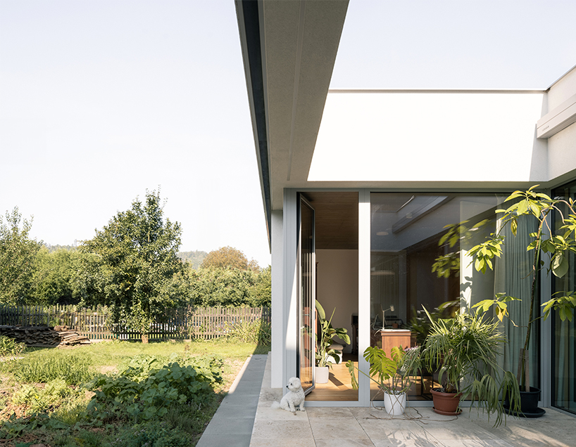 AOSI pierces residence's volume with green atriums in the czech republic - 1