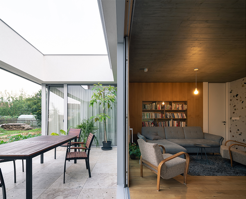 AOSI pierces residence's volume with green atriums in the czech republic - 7