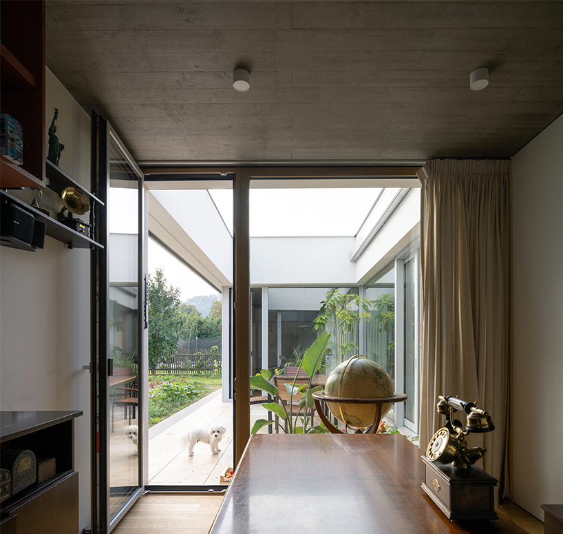 AOSI pierces residence's volume with green atriums in the czech republic - 8