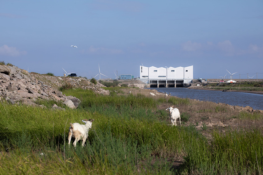 translucent metal mesh wraps MARS studio's sluice gate, echoing mountains and sea in china