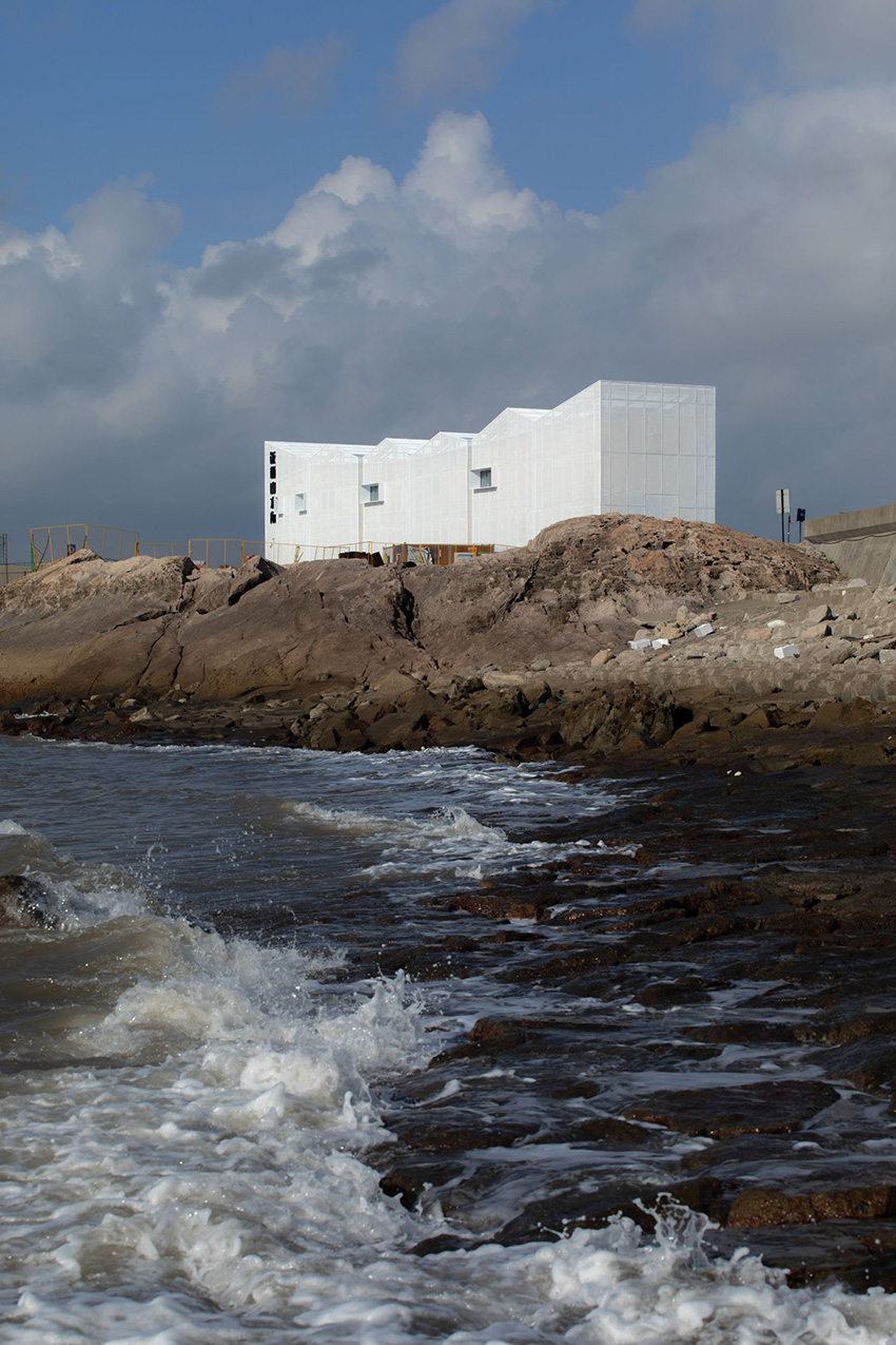 translucent metal mesh wraps MARS studio's sluice gate, echoing mountains and sea in china