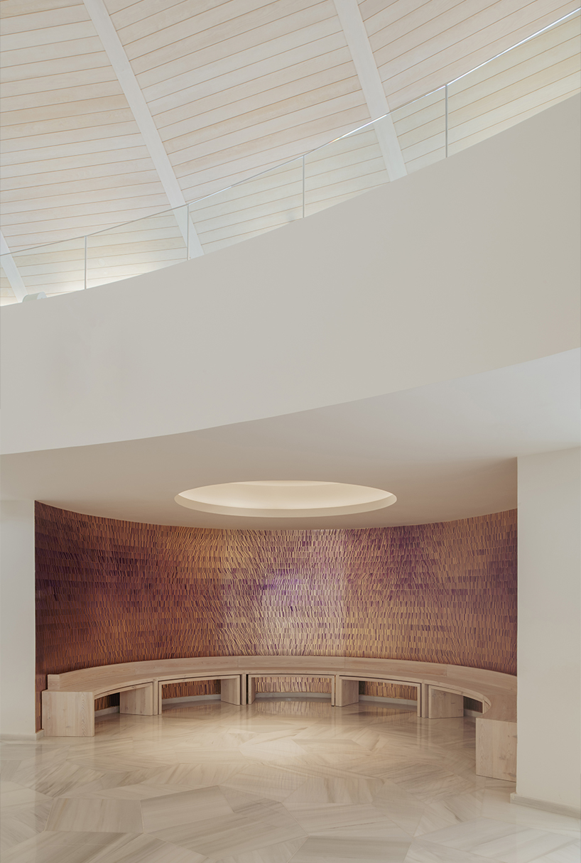 murals on gold leaf by ramos alderete studio symbolize baptism & penance in madrid chapels