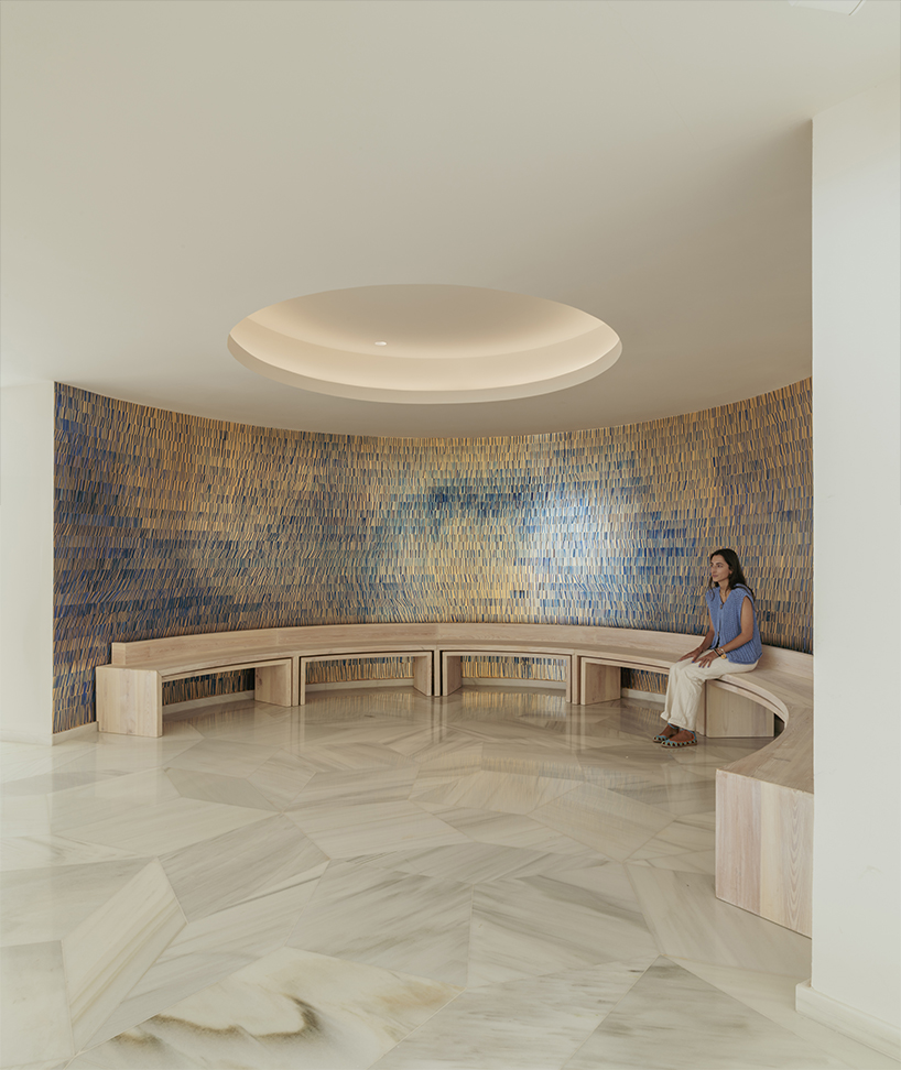 murals on gold leaf by ramos alderete studio symbolize baptism & penance in madrid chapels