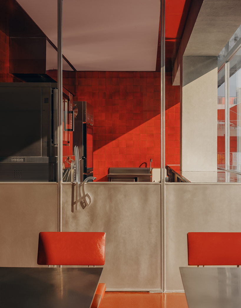 on site on track a cafe in motion 10