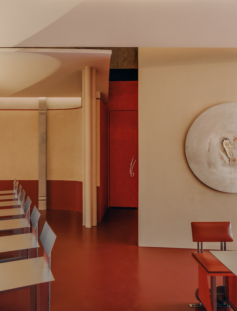 on site on track a cafe in motion 6