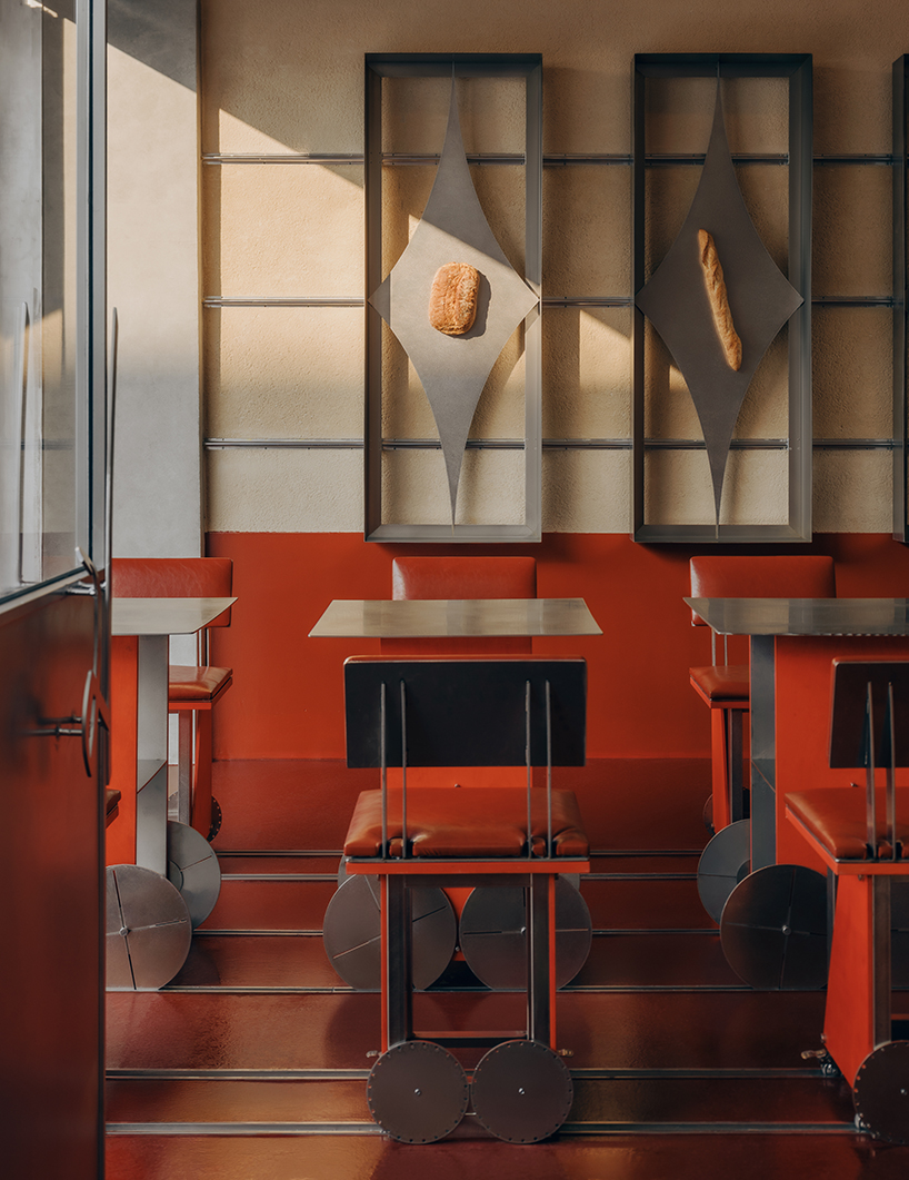 on site on track a cafe in motion 9