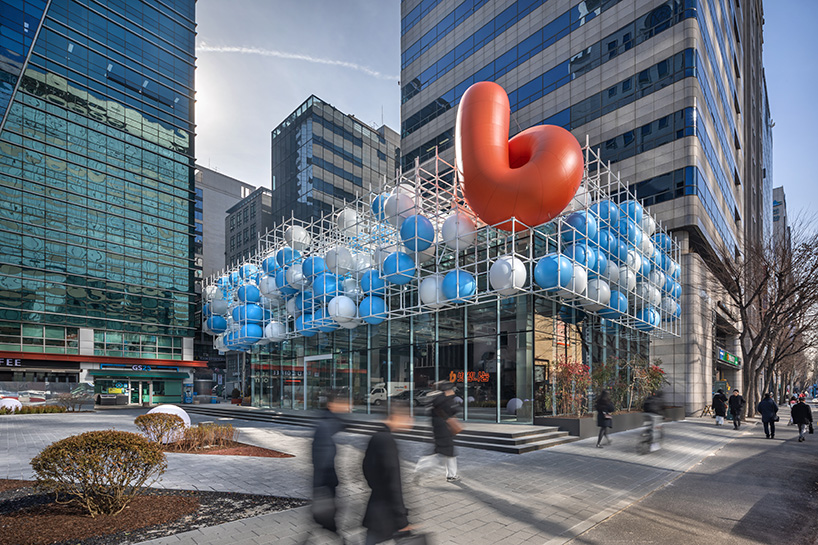 metallic scaffolding wrap balloons atop seoul's urban hub by SSP
