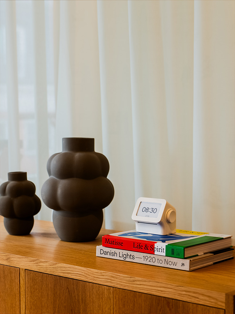 the e-paper display features a warm frontlight for evenings and nights