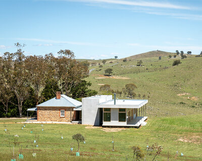 steel pavilion extends historic farmhouse on australia’s monaro plateau