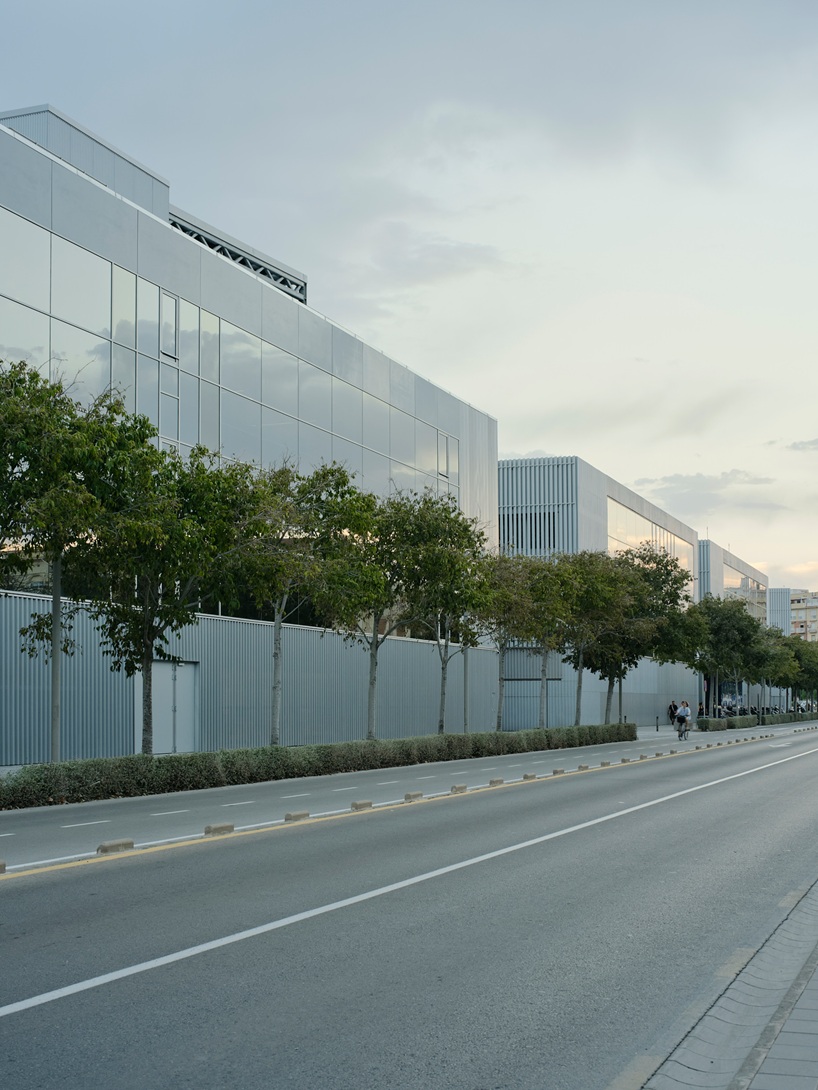 erre completes the marina de empresas campus with a third building facing the sea 11