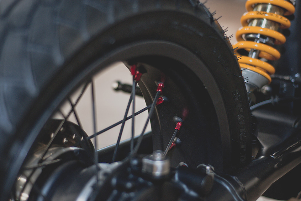 blacktrack-motors-bt-01-motorcycle-sacha-lakic-designboom-gallery06
