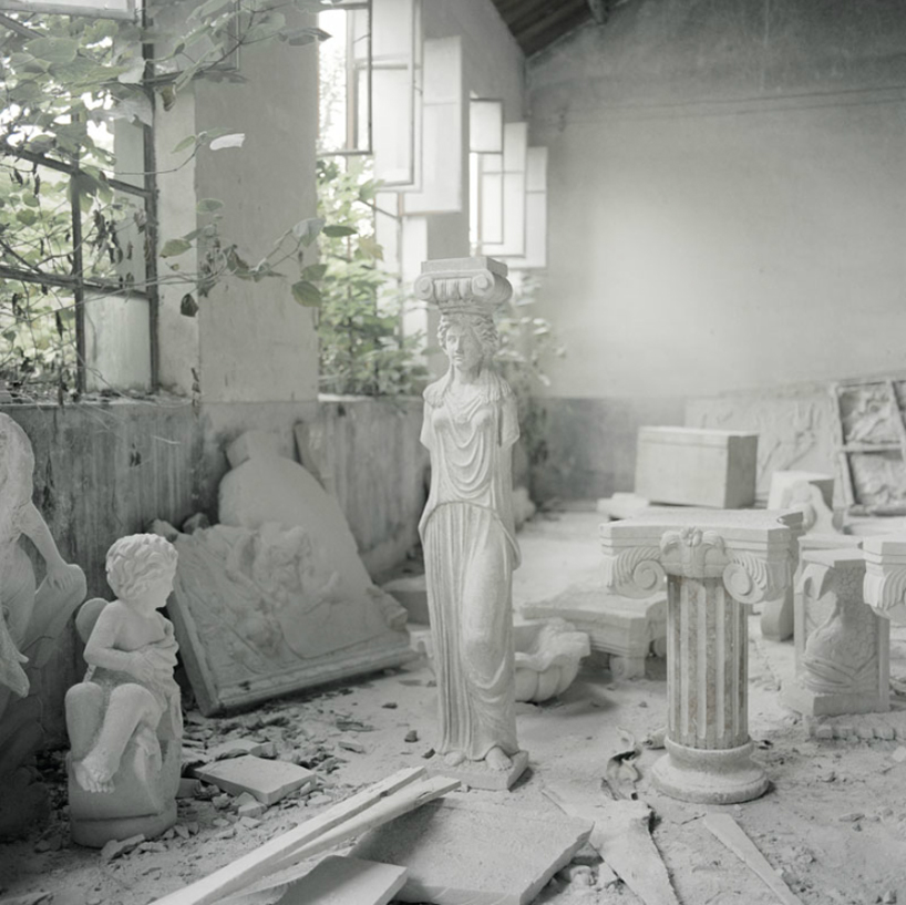 chiara goia captures china\'s artists of reproduction sculptures
