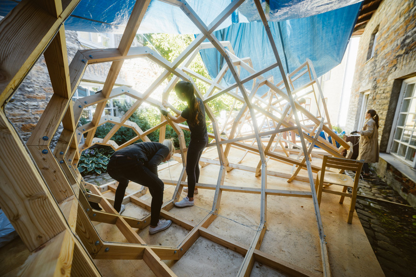 estonian-students-forest-megaphones-library-rooms-voru-county-designboom-54