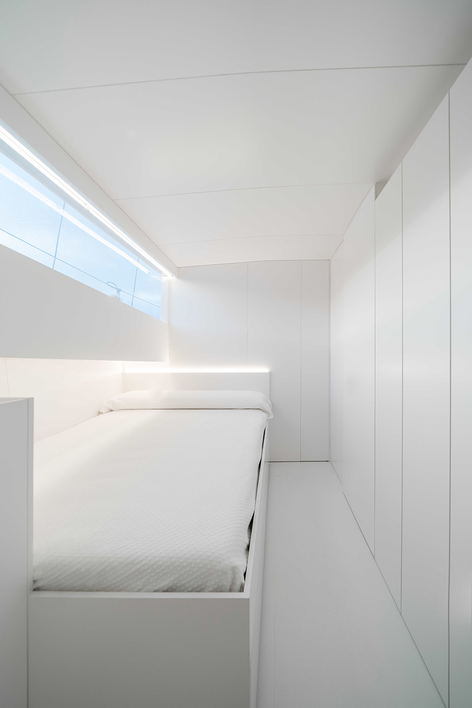 fran silvestre topaz of braye sailboat designboom