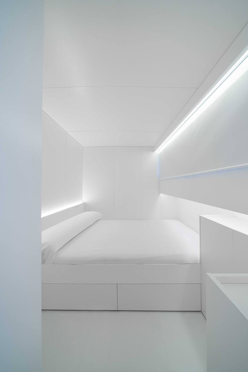 fran silvestre topaz of braye sailboat designboom