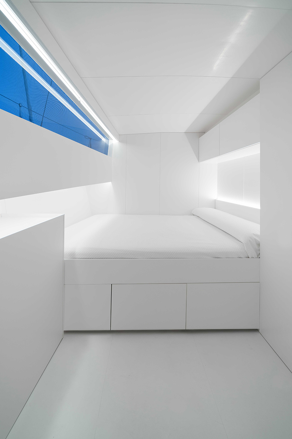 fran silvestre topaz of braye sailboat designboom