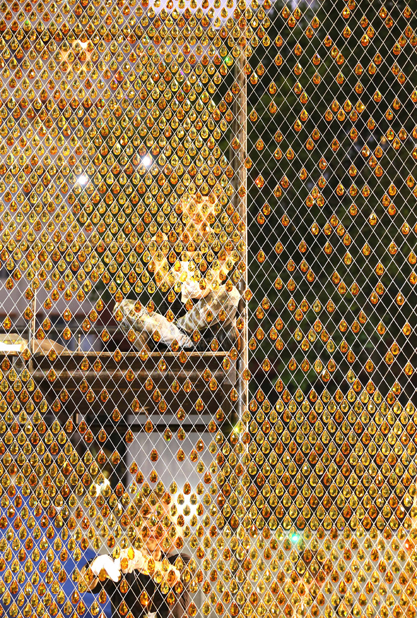 fredrikson-stallard-suspend-8000-golden-swarovski-crystals-in-a-luminous-ring-designboom-101