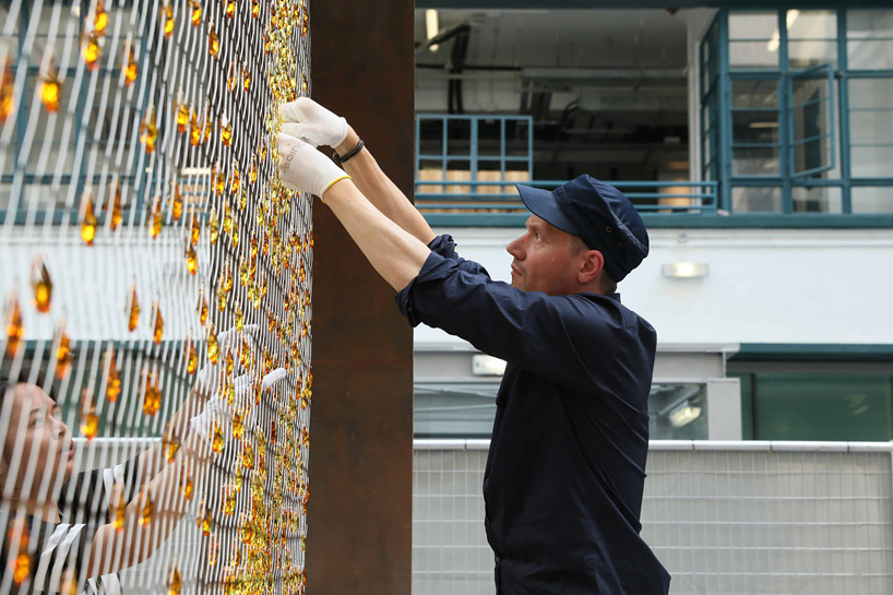 fredrikson-stallard-suspend-8000-golden-swarovski-crystals-in-a-luminous-ring-designboom-102
