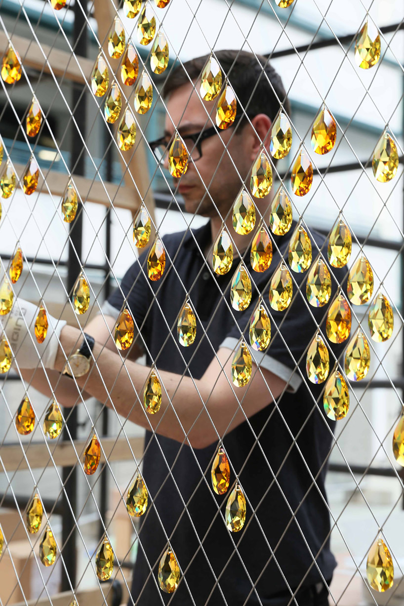 fredrikson-stallard-suspend-8000-golden-swarovski-crystals-in-a-luminous-ring-designboom-103