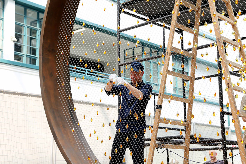 fredrikson-stallard-suspend-8000-golden-swarovski-crystals-in-a-luminous-ring-designboom-105