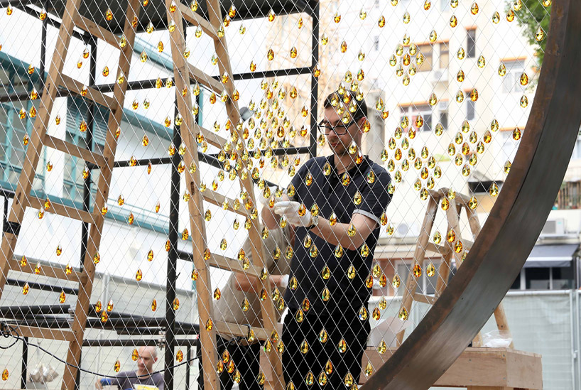 fredrikson-stallard-suspend-8000-golden-swarovski-crystals-in-a-luminous-ring-designboom-106