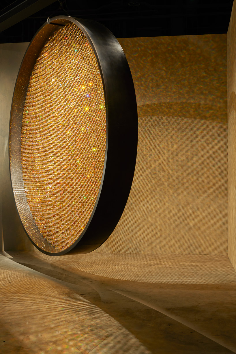 fredrikson-stallard-suspend-8000-golden-swarovski-crystals-in-a-luminous-ring-designboom-109