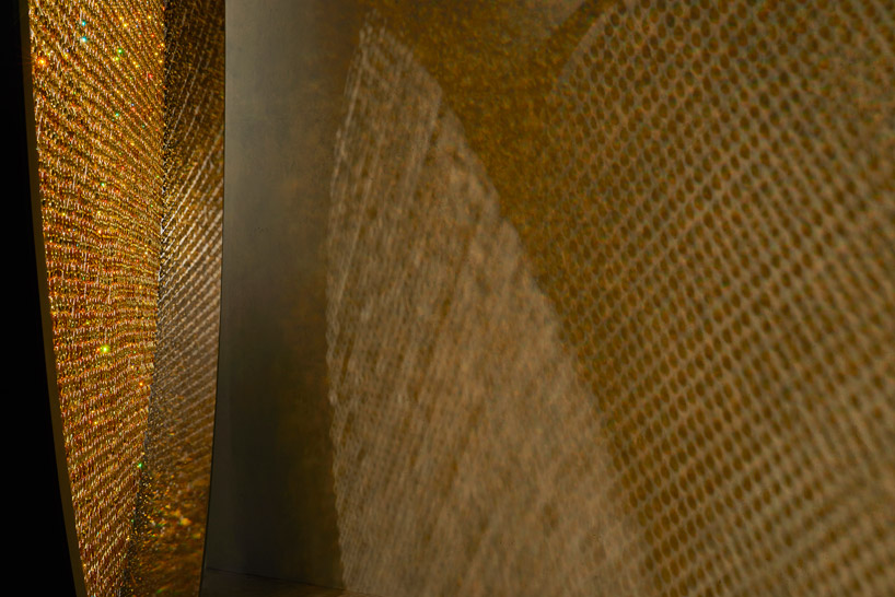 fredrikson-stallard-suspend-8000-golden-swarovski-crystals-in-a-luminous-ring-designboom-111