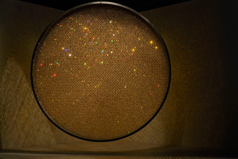 fredrikson-stallard-suspend-8000-golden-swarovski-crystals-in-a-luminous-ring-designboom-114