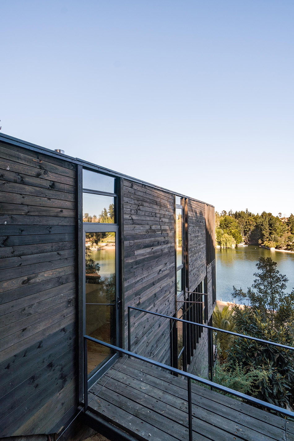 hsu-rudolphy slope house rapel lake chile designboom