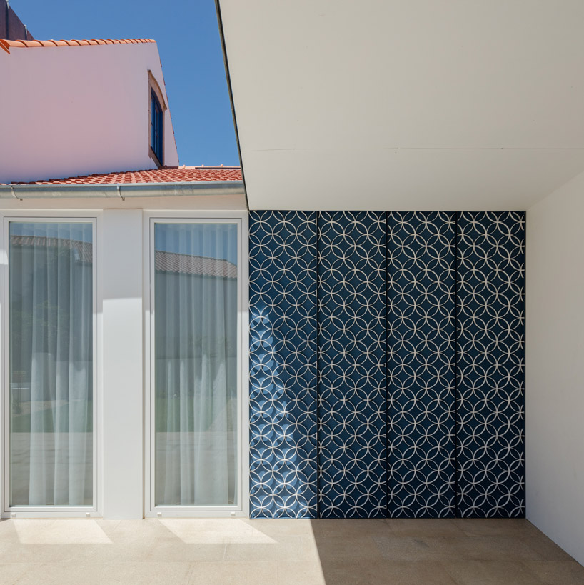 nelson-resende-house-renovation-ovar-designboom-17