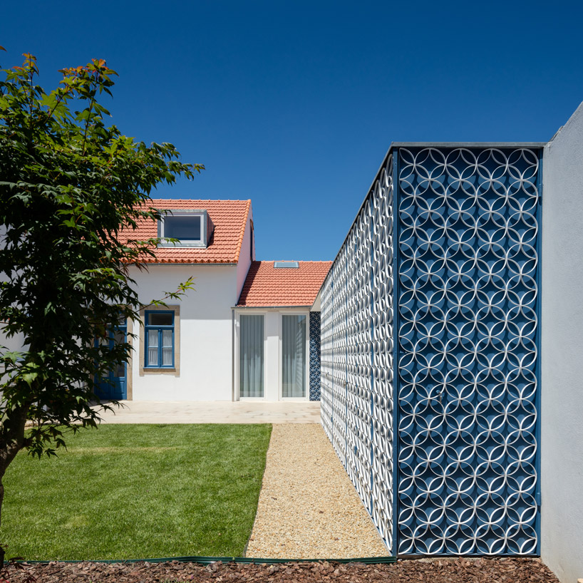 nelson-resende-house-renovation-ovar-designboom-19