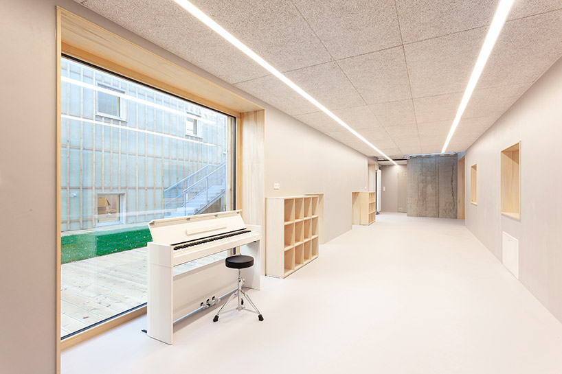 petr-stolin-transparent-kindergarten-glass-fiber-czech-republic-designboom-14