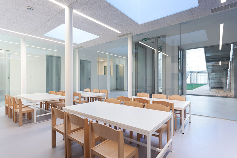 petr-stolin-transparent-kindergarten-glass-fiber-czech-republic-designboom-19