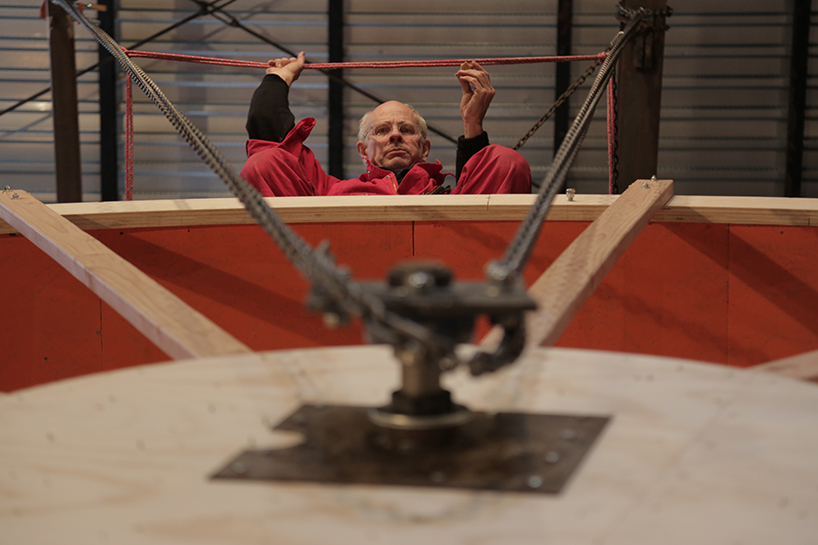 ward-shelley-alex-schweder-human-hamster-wheel-in-orbit-designboom-02