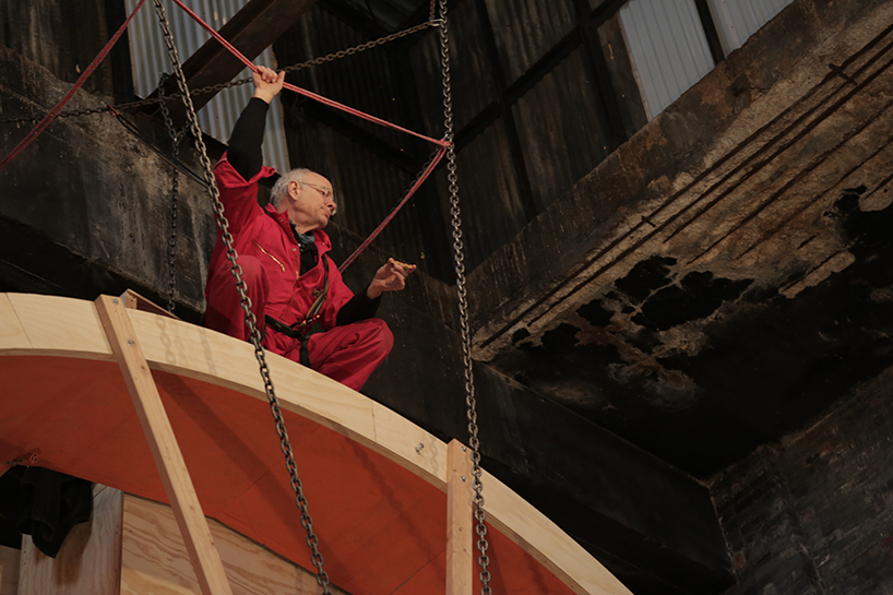 ward-shelley-alex-schweder-human-hamster-wheel-in-orbit-designboom-03