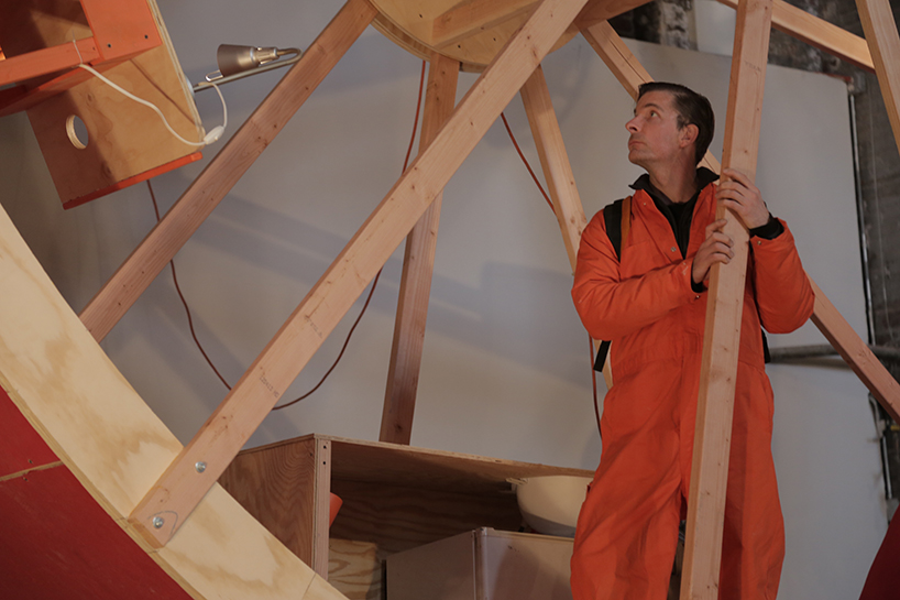 ward-shelley-alex-schweder-human-hamster-wheel-in-orbit-designboom-19