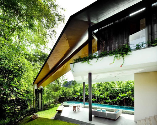 K2LD architects completes the 'winged house' in singapore