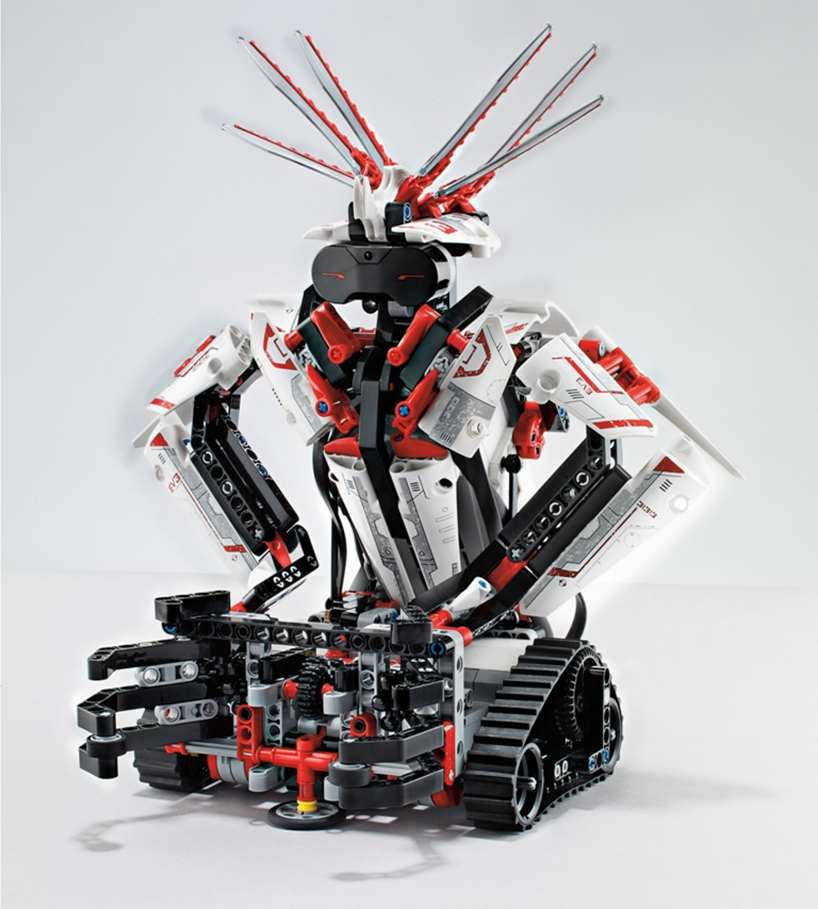 Traffic jam Jolly Father fage LEGO mindstorms EV3 programmable robots controlled by smartphone