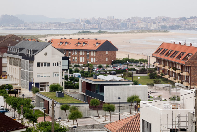 romero soto architects el centro de surf de somo designboom romero soto architects: el centro de surf de somo, spain - 1
