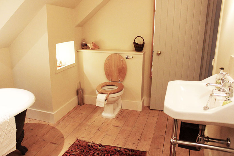 henry franks: toilet seat roll holder bog standard: a surprising toilet seat roll holder by henry franks - 1