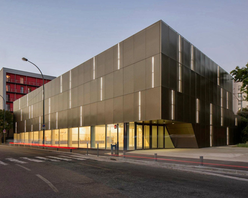 ateliers O-S architectes: gymnase scolaire with rhythmic skin