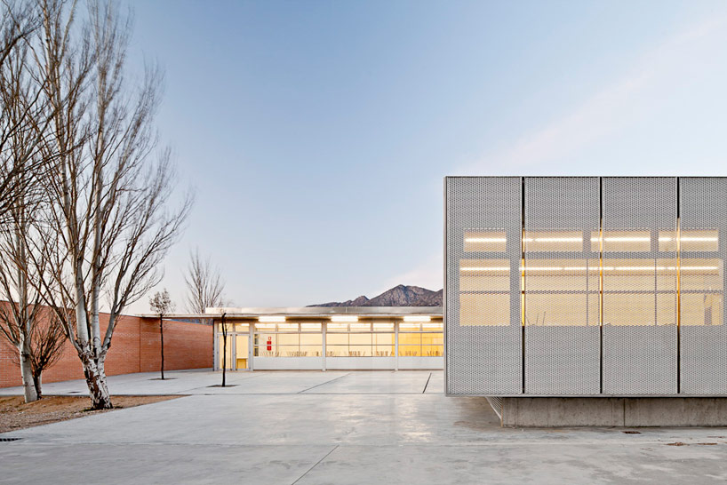 javier-de-las-heras-sole-+-bosch-tarrus-arquitectes-IES-cap-norfeu-extension-designboom01 IES cap norfeu extension by javier de las heras sole + bosch tarrus arquitectes - 5