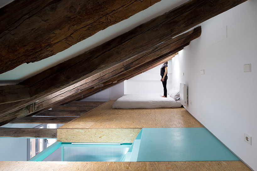 Small Attic Apartment in Madrid by Elii Architects