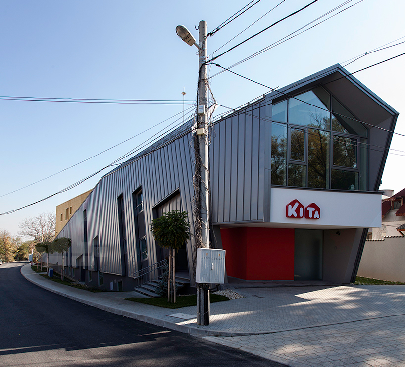 conveyer-kindergarten-kita-designboom02 conveyer angles sloping facade in kindergarten kita bulgaria - 3