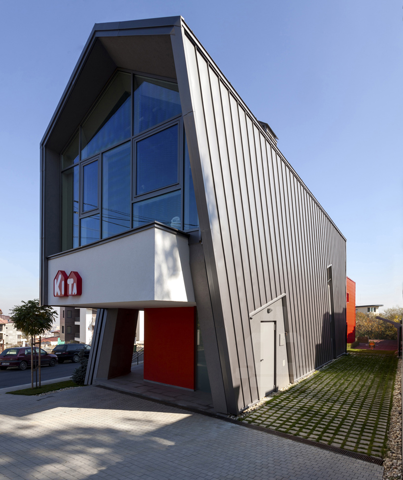 conveyer angles sloping facade in kindergarten kita bulgaria - 4