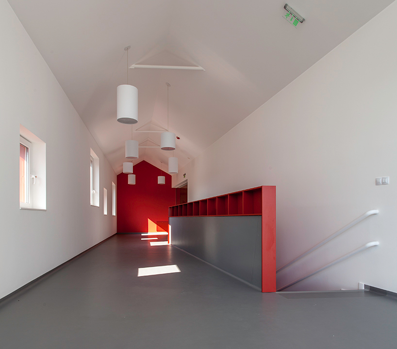 conveyer-kindergarten-kita-designboom05 conveyer angles sloping facade in kindergarten kita bulgaria - 7